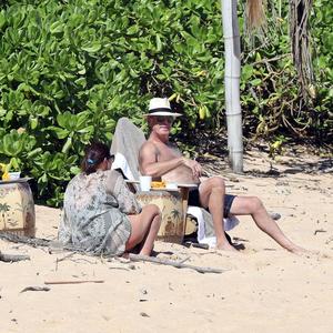 PONOSNA JE NA SVOJE TELO: Pirs Brosnan i njegova supruga uslikani na plaži, ovako njegova supruga izgleda u kupaćem