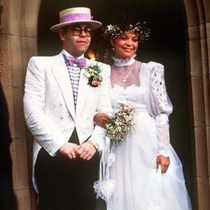 NJEGOV LJUBAVNIK BIO IM JE KUM, SVET JE POSMATRAO U NEVERICI: Sećate li se braka Eltona Džona sa ŽENOM?