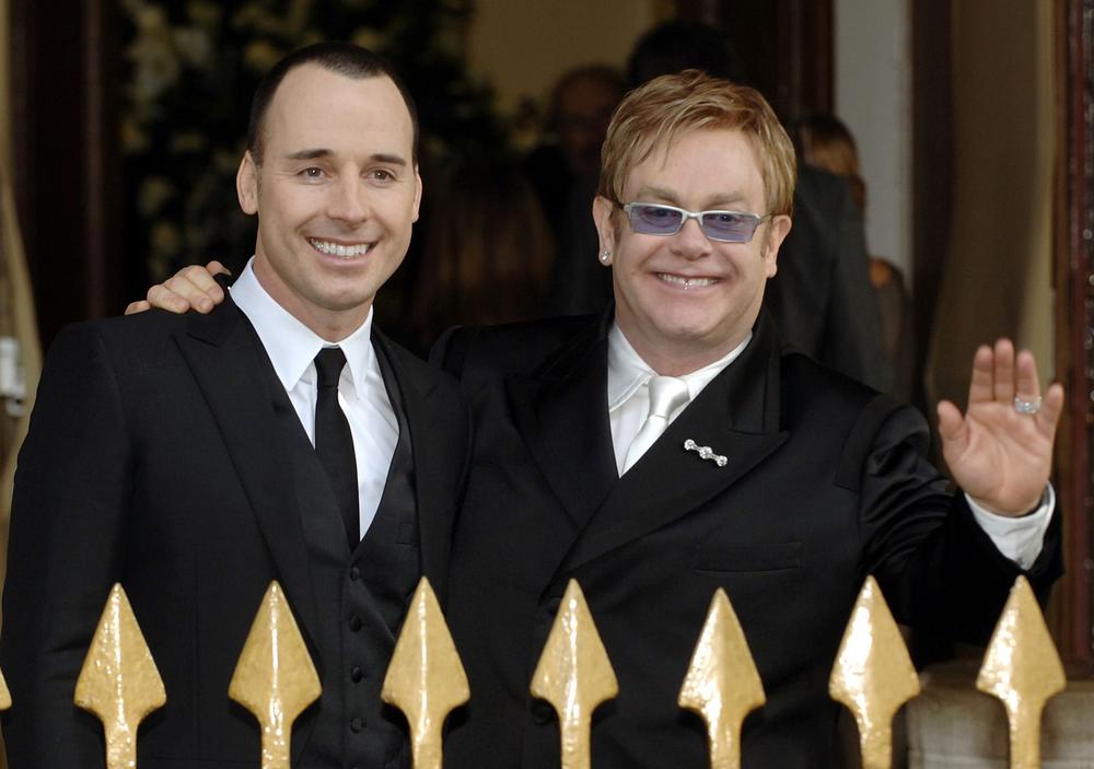 Elton sa suprugom Dejvidom Furnišom