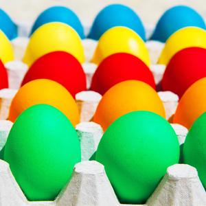 BEZ VEŠTAČKIH I AGRESIVNIH BOJA: Kako ofarbati jaja na prirodan način?