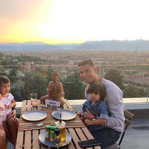U OVAKVOJ VILI IZOLACIJA NE PADA TEŠKO: Pogledajte u kakvom luksuzu sada uživa Kristijano Ronaldo sa porodicom (FOTO)