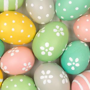 BEZ VEŠTAČKIH I AGRESIVNIH BOJA: Evo kako ofarbati jaja na prirodan način