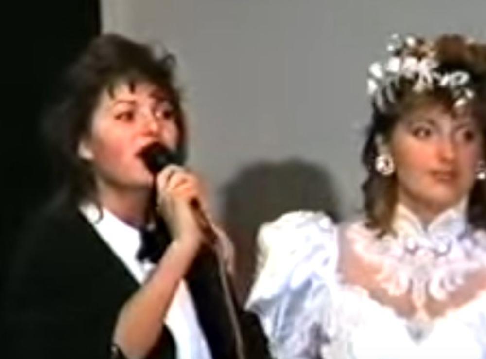<p>Malo je poznato da se jedan od prvih velikih nastupa Svetlane Ražnatović, tada Veličković, dogodio na svadbi njenih kolega</p>