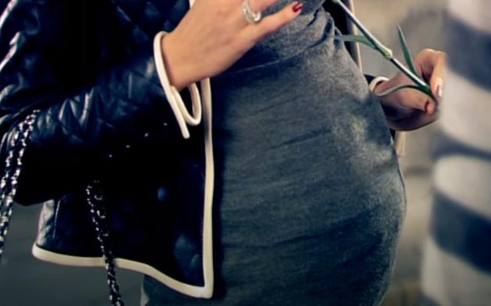 U reklami koju je Karleuša snimala tokom trudnoće momak ne primećuje da je ona u drugom stanju 