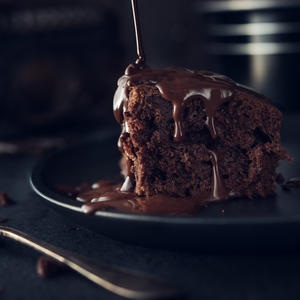 ZA IZNENADNE GOSTE ILI KAD ŽUDITE ZA SLATKIM: Ovaj čokoladni kolač peče se neverovatnih ― 5 minuta! (RECEPT)