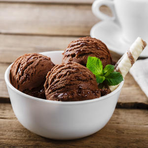 PRIPREMA TRAJE NEKOLIKO MINUTA: Evo kako možete napraviti najukusniji ČOKOLADNI sladoled od 3 sastojka (RECEPT)