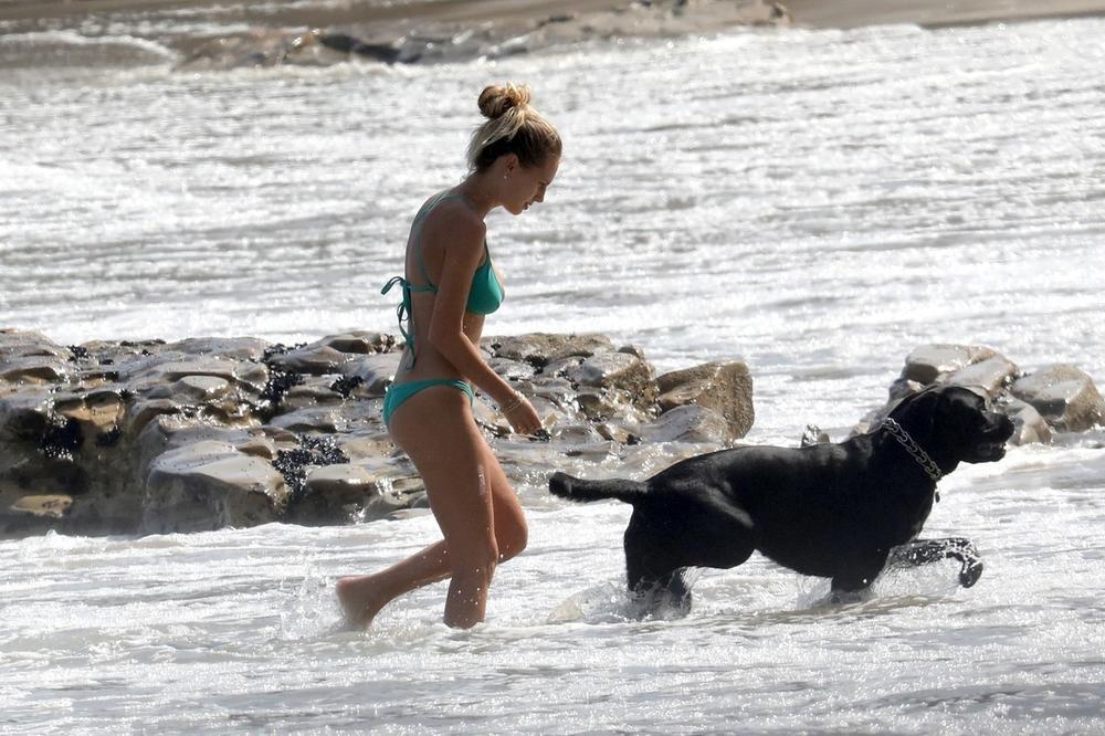 <p>Dilan Pen, ćerka poznatog glumca Šona Pena pojavila se na plaži u Malibuu i privukla pažnju svih.</p>