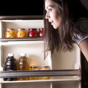 POTREBNE SU DVE SEKUNDE ZA OVO: Jedna domaćica odala ZANIMLJIV I JEDNOSTAVAN trik kako da hrana DUŽE traje u frižideru