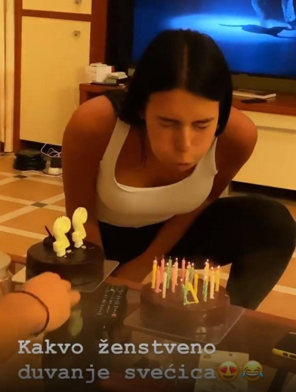 <p>Mlada pevačica i ćerka<strong> Svetlane Ražnatović</strong> danas proslavlja 22. rođendan, a evo u kakvom raspoloženju proslava protiče</p>
