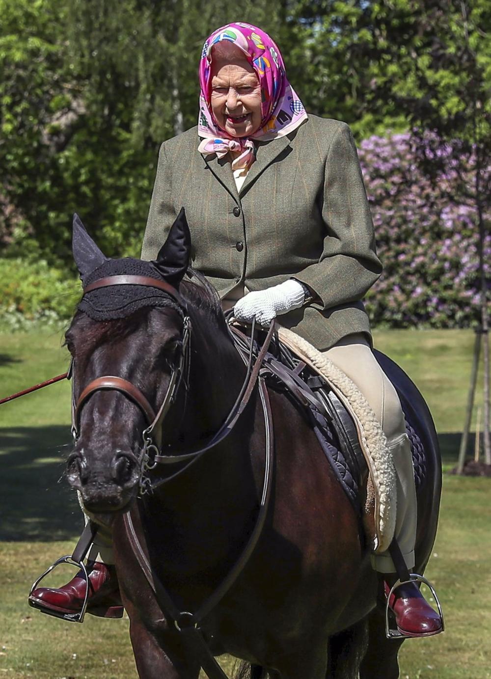 <p>Pored toga što britanska kraljica rado sedne za volan, nije neobično videti je u još smelijem ponašanju za jednu damu koja je nedavno proslavila 94. rođendan</p>