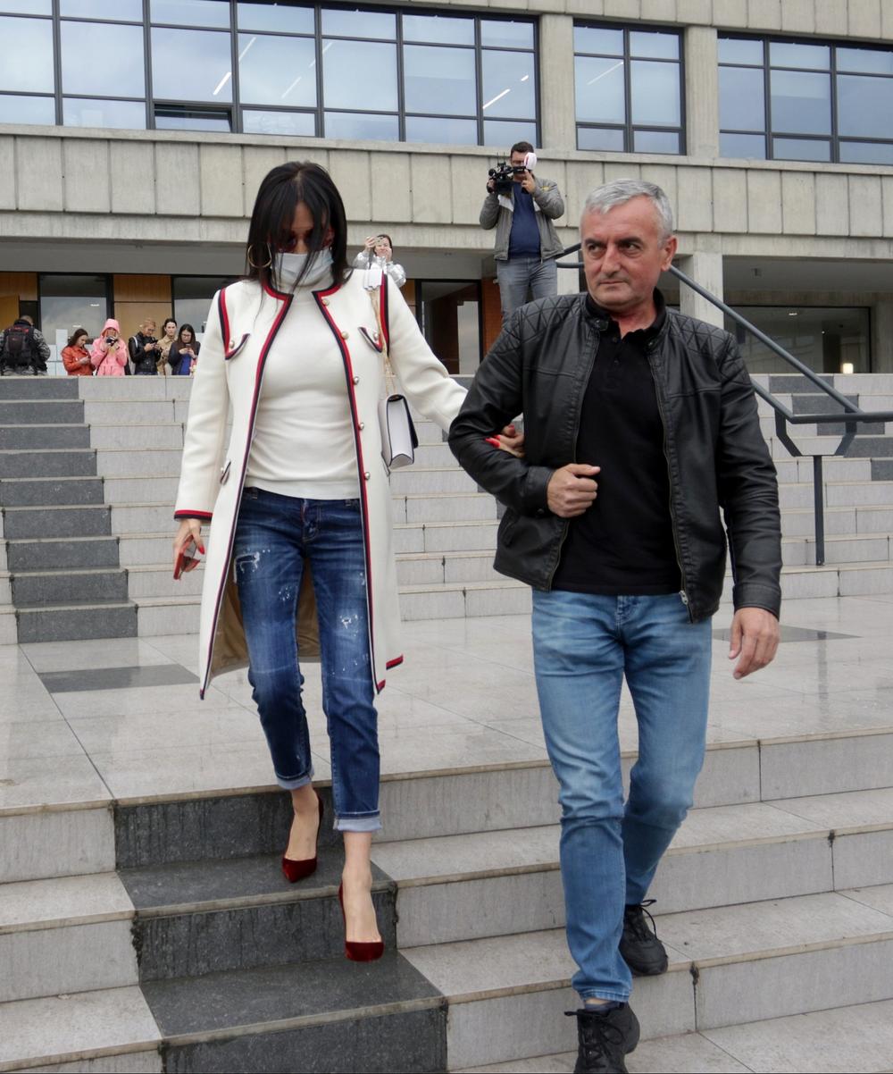 <p>Folk pevačica Svetlana Ražnatović pojavila se na ročištu povodom jedne tužbe koju je podnela protiv Jelene Karleuše u veoma interesantnoj odevnoj kombinaciji.</p>