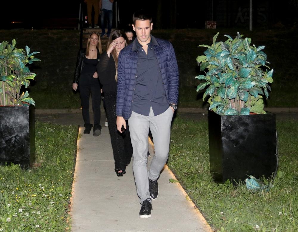 <p>Novak Đoković uslikan je sinoć na jednom događaju u društvu svog mlađeg brata</p>