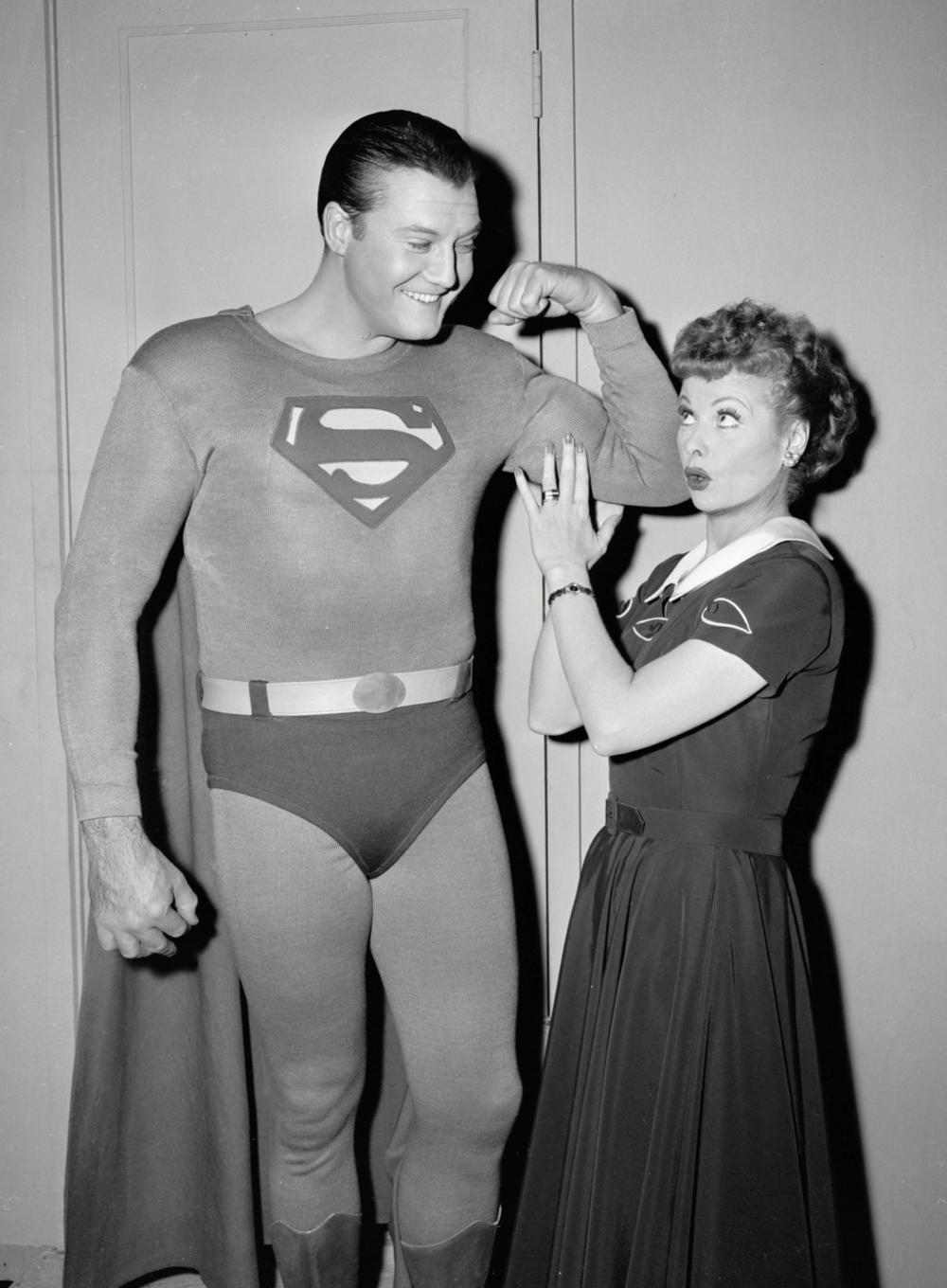 <p>Prvi televizijski Supermen pronađen je bez znakova života tokom žurke koja se odvijala u njegovoj kući, a potom su usledile decenije spekulacija.</p>