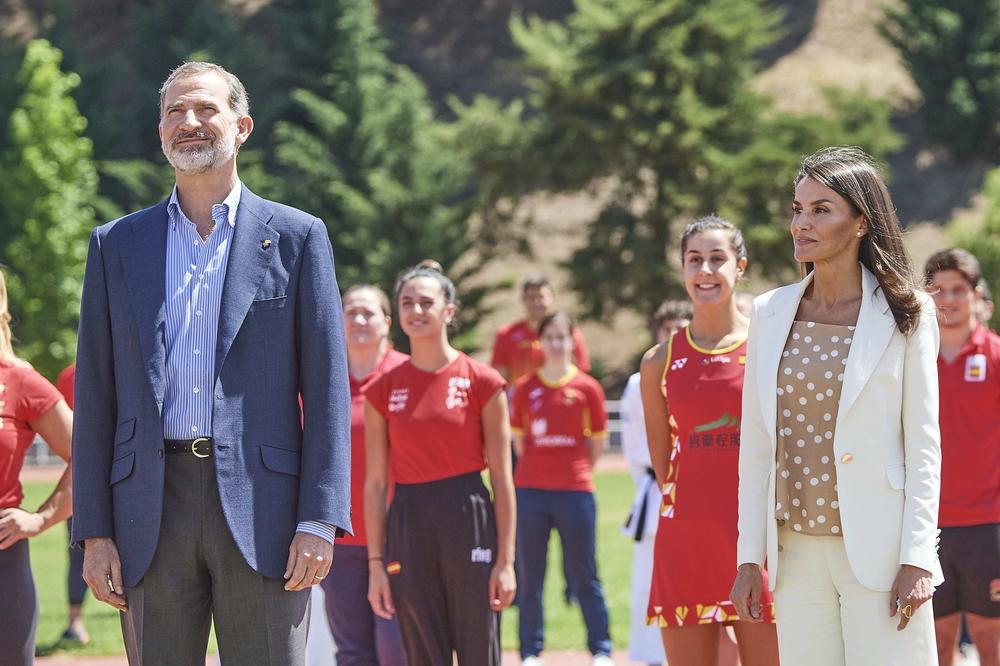 <p>Belo, tufnice, komocija, široke nogavice… baš sve ima ovaj interesantan letnji stil supruge kralja Felipea VI!</p>