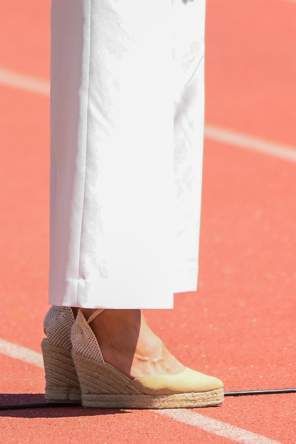 <p>Belo, tufnice, komocija, široke nogavice… baš sve ima ovaj interesantan letnji stil supruge kralja Felipea VI!</p>