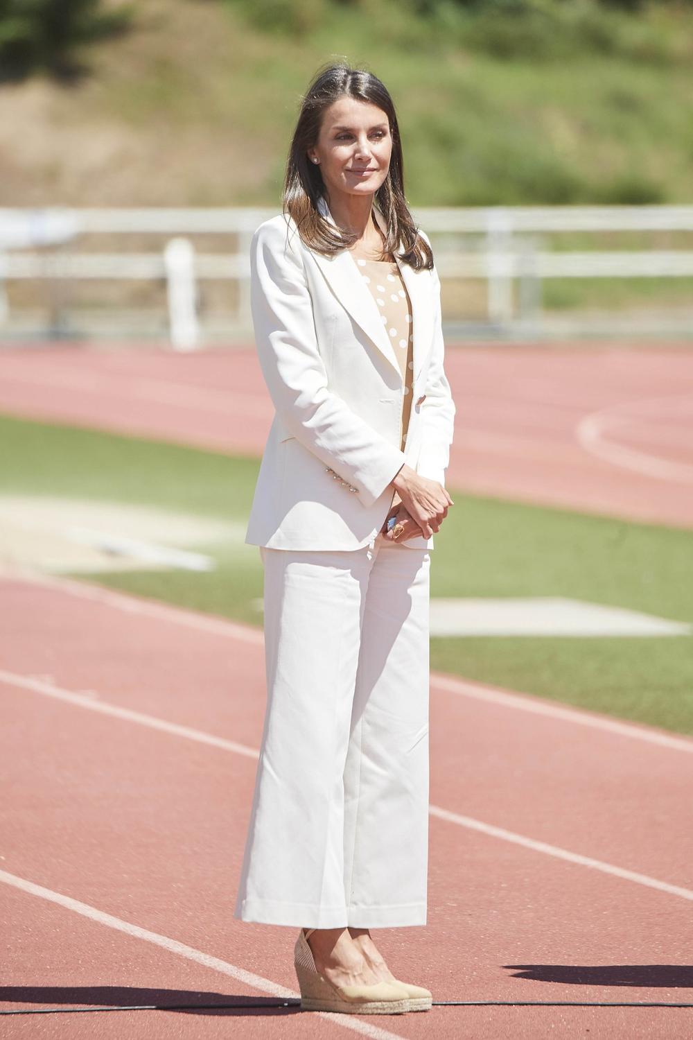 <p>Belo, tufnice, komocija, široke nogavice… baš sve ima ovaj interesantan letnji stil supruge kralja Felipea VI!</p>