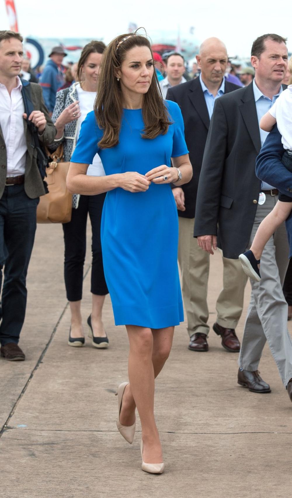 <p>Vojvotkinja od Kembridža <strong>Kejt Midlton </strong>ponovo je "reciklirala" svoju omiljenu plavu haljinu sa potpisom <strong>Stele Mekartni</strong>.</p>