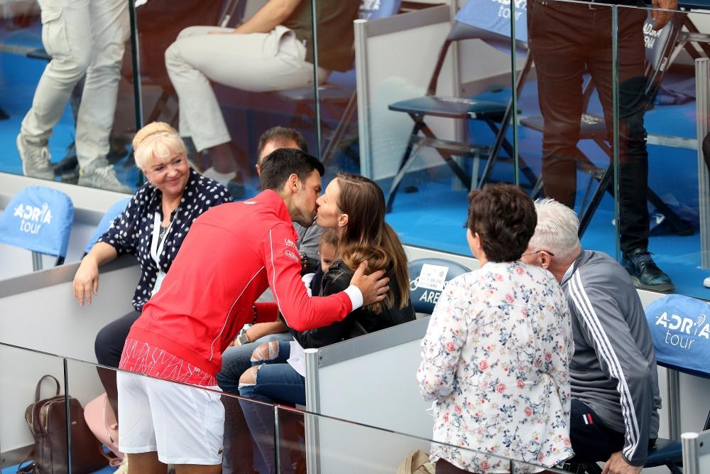 <p>Najbolji teniser planete Novak Đoković s porodicom uživa u Srbiji, a nakon predaha u rodnom Beogradu, sportista i njegovi najmiliji uputili su se u svoju novu kuću u Sremu</p>