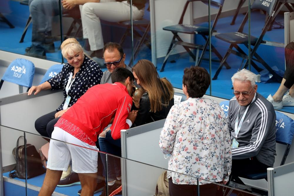 <p>Supruga najboljeg srpskog teniserka posetila je svog dragog na poslu</p>