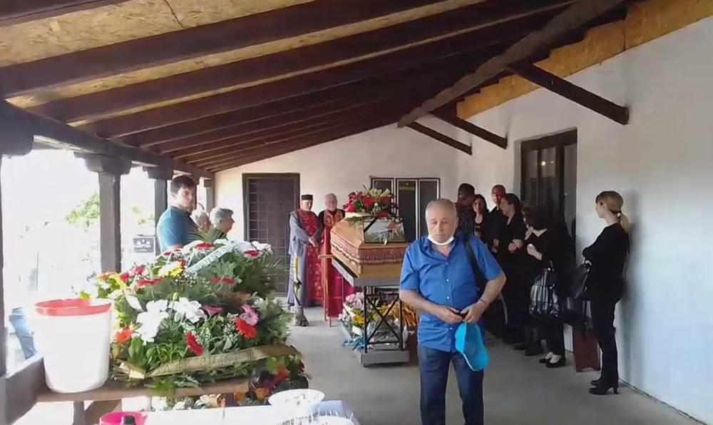 <p>Pevač Dobrivoje Topalović je sahranjen danas u rodnoj Preljini kod Čačka. Porodica mu je ispunila poslednju želju, a mnogobrojna rodbina, prijatelji i kolege došli su da se oproste od njega.</p>