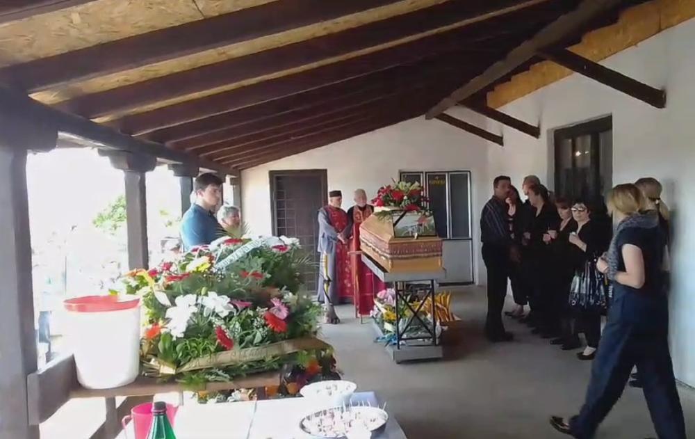 <p>Pevač Dobrivoje Topalović je sahranjen danas u rodnoj Preljini kod Čačka. Porodica mu je ispunila poslednju želju, a mnogobrojna rodbina, prijatelji i kolege došli su da se oproste od njega.</p>
