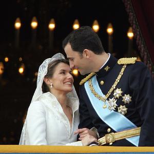 DAJANINA I KEJTINA JOJ NISU NI BLIZU! Najskuplju venčanicu u istoriji nosila je — kraljica Leticija od Španije!