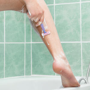 KORISTIMO GA ZA NEŠTO POTPUNO DRUGO: Čudesno sredstvo protiv bubuljica posle brijanja već ima svako kupatilo