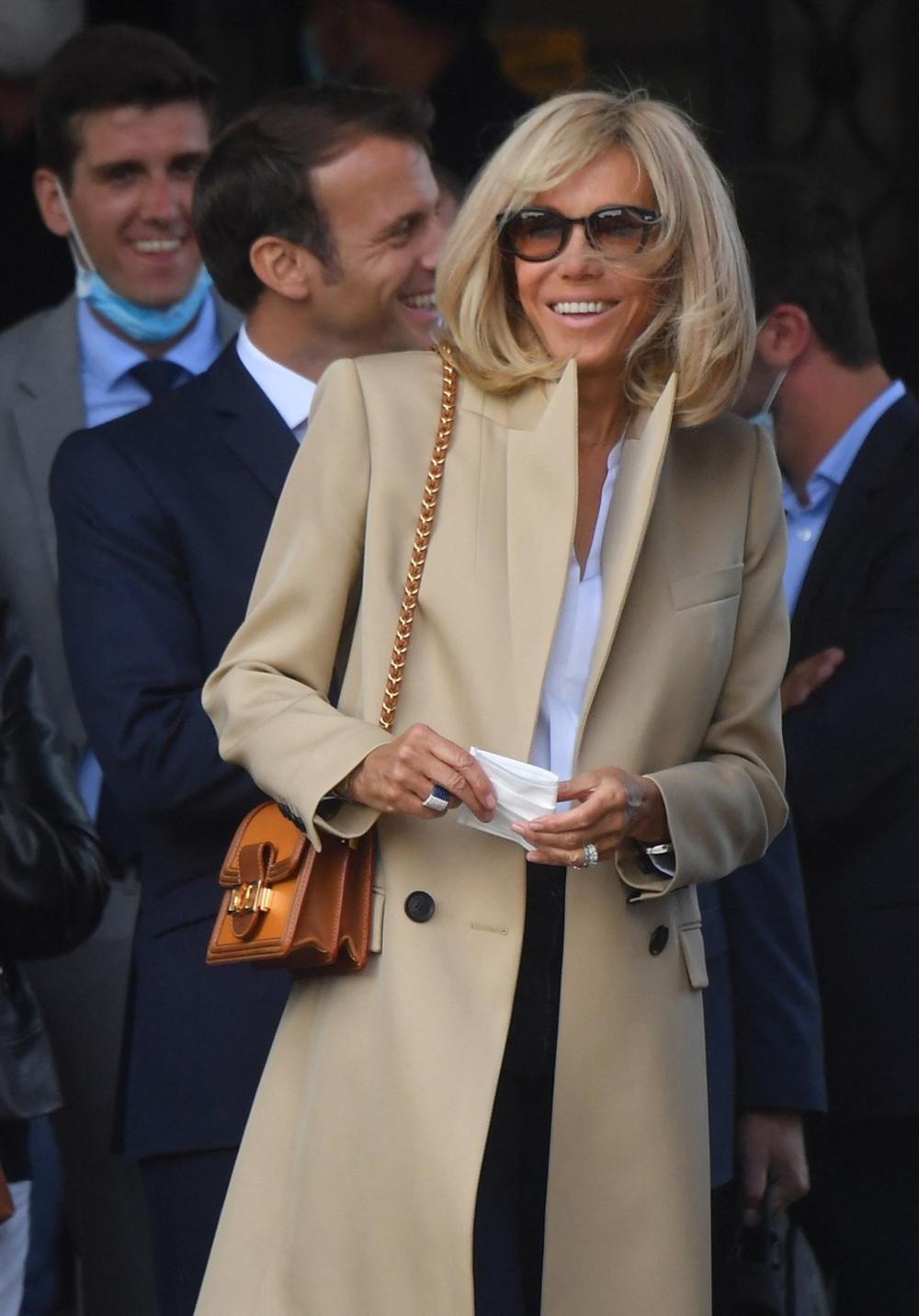 <p>Predsednik Francuske Emanuel Makron glasao je na lokalnim izborima u društvu svoje supruge, a modni portali odmah su kao glavnu modnu vest u Evropi preneli odevnu kombinaciju u kojoj se Brižit pojavila.</p>