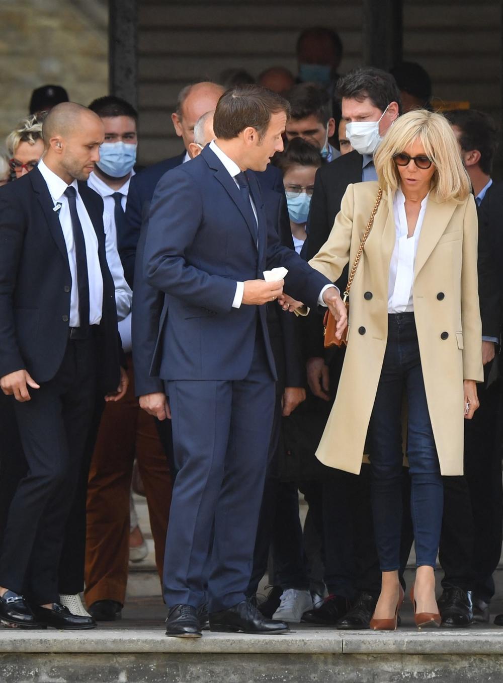 <p>Predsednik Francuske Emanuel Makron glasao je na lokalnim izborima u društvu svoje supruge, a modni portali odmah su kao glavnu modnu vest u Evropi preneli odevnu kombinaciju u kojoj se Brižit pojavila.</p>