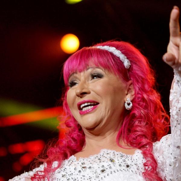 "MUŽ JE HTEO DA ME OSTAVI NA AERODROMU": Pevačica se prisetila kako je odabrala PINK boju kose, koja joj je dala pečat!