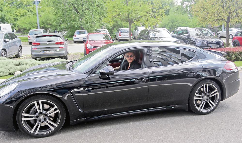 <p>Saša Kovačević častio se nedavno luksuznim automobilom, za koji je dao čak 150.000 evra!</p>