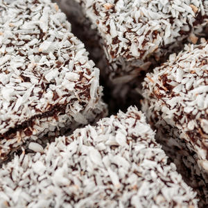 BEZ MIKSERA, BEZ JAJA, BEZ MUKE! Brze čokoladne kokos-kocke će postati vaš omiljeni letnji kolač (RECEPT)