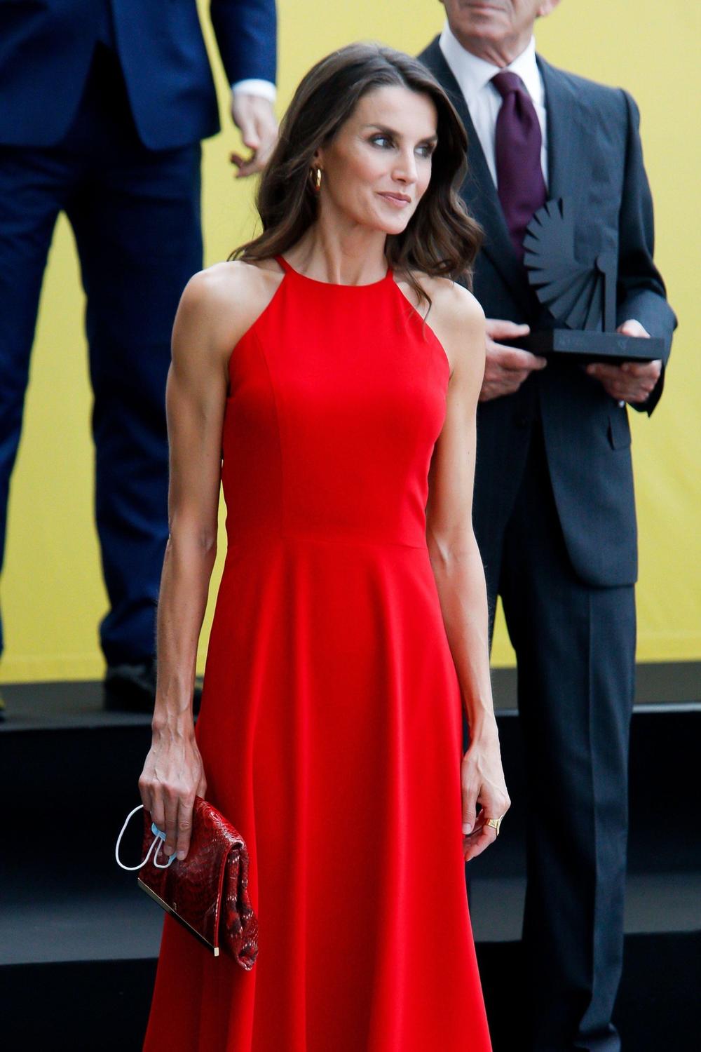 <p><br />
Suprugu španskog kralja Felipea VI i ranije smo viđali u jednobojnim odevnim varijantama, ali nijednu boju ne nosi kao crvenu!</p>