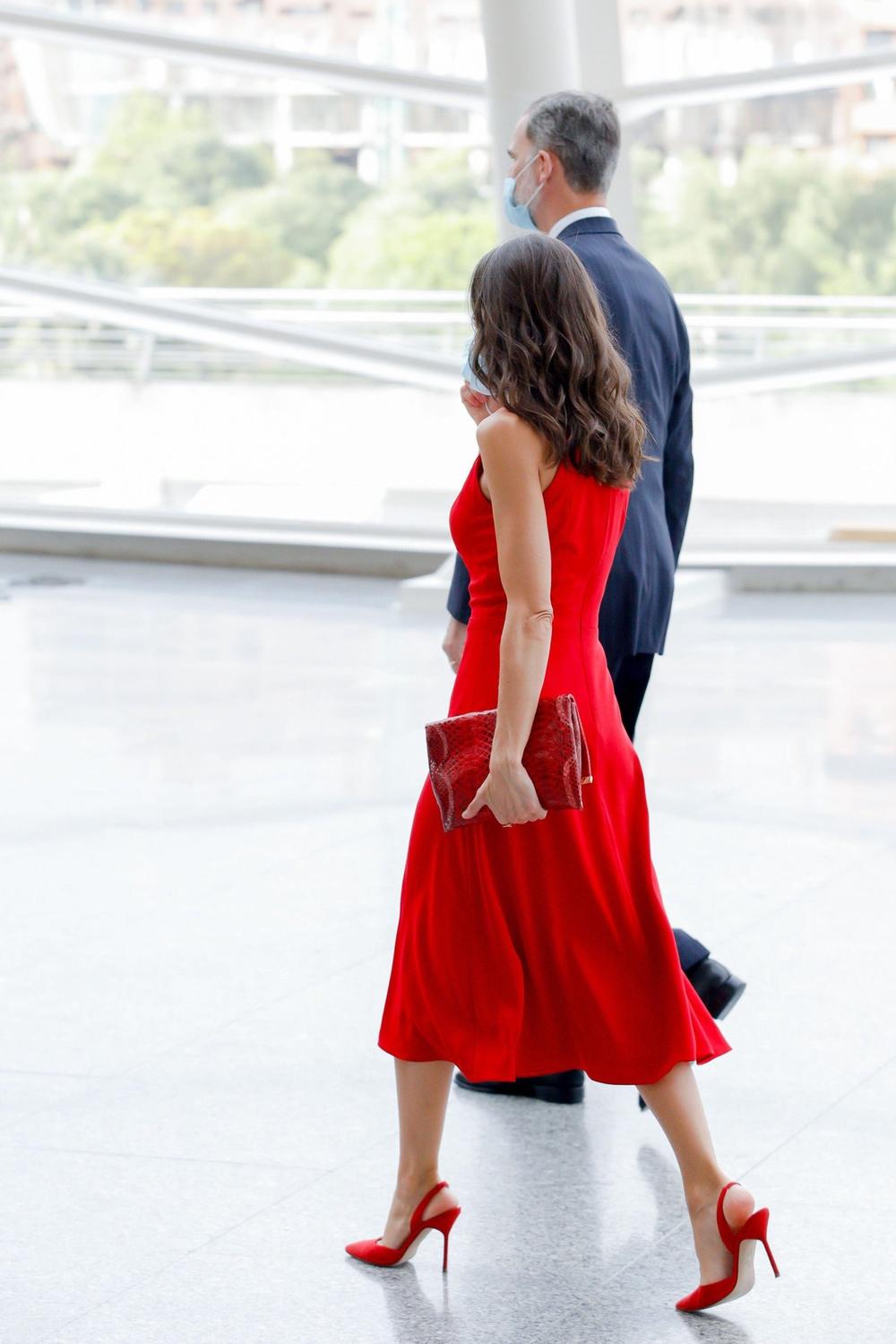 <p><br />
Suprugu španskog kralja Felipea VI i ranije smo viđali u jednobojnim odevnim varijantama, ali nijednu boju ne nosi kao crvenu!</p>
