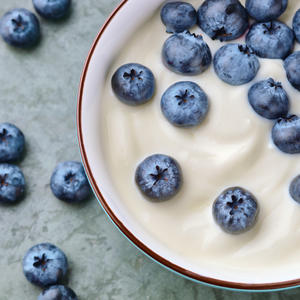 LETNJA POSLASTICA ZBOG KOJE VAS NE GRIZE SAVEST: Jogurt-kolač bez šećera, brašna i jaja (RECEPT)