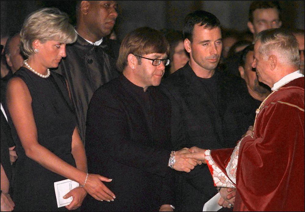 <p>Jedna od najpoznatijih fotografija u istoriji pop kulture svakako je ona na kojoj <strong>princeza Dajana</strong> grli uplakanog <strong>Eltona Džona</strong> na sahrani njihovog prijatelja <strong>Đanija Versaćea</strong>, ali istina je da njen potez nije imao veze s tešenjem!</p>