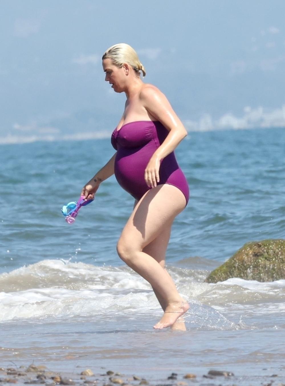 <p>Ovako 35-godišnja pevačica izgleda u poodmakloj trudnoći...</p>