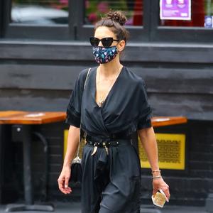 TRENDI I NEOBIČNO! Kejti Holms u crnom kombinezonu i Njujork i ljubitelje mode ostavila BEZ DAHA! (FOTO)