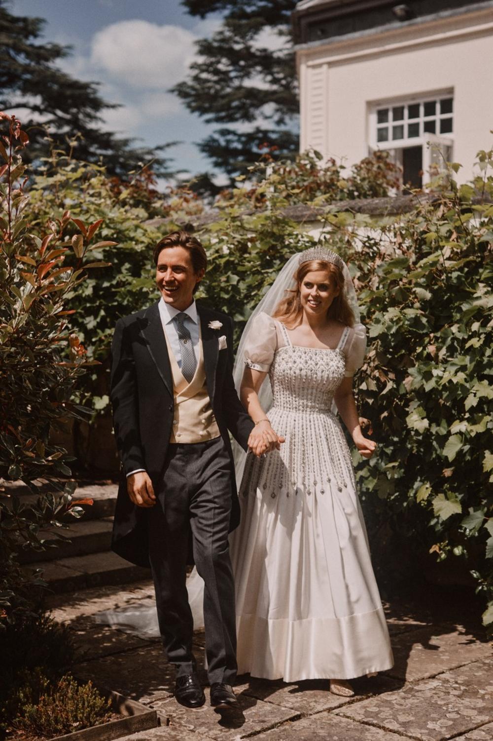 <p>Britanska kraljevska porodica iznenadila je nedavno javnost vešću o tajnom venčanju princeze <strong>Beatris od Jorka</strong>, a tek nekolicina fotografija koju smo imali priliku da vidimo svedoči da je sve proteklo u duhu tradicije</p>