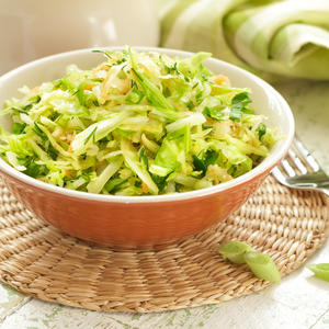 BRZO ZASITI, NIJE KALORIČNO: 2 recepta za obrok salatu sa KUPUSOM ― idealna za dane kad vam se ne stoji kraj šporeta
