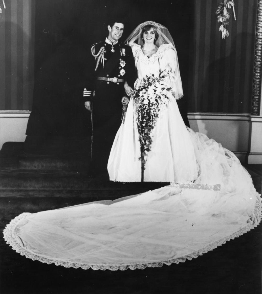 <p>Modna dizajnerka koja potpisuje čuvenu venčanu haljinu u kojoj se ledi Dajana Spenser udala za princa od Velsa otkrila je da je paralelno sve vreme radila na još jednom modelu.</p>