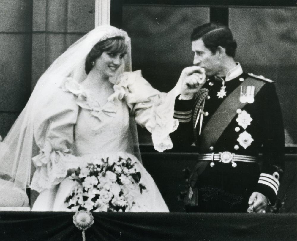 <p>Na današnji dan 1981. godine venčali su se <strong>princeza Dajana i princ Čarls. </strong>Ishod njihove ljubavne i bračne priče je dobro poznat, ali ne i svi detalji same ceremonije...</p>