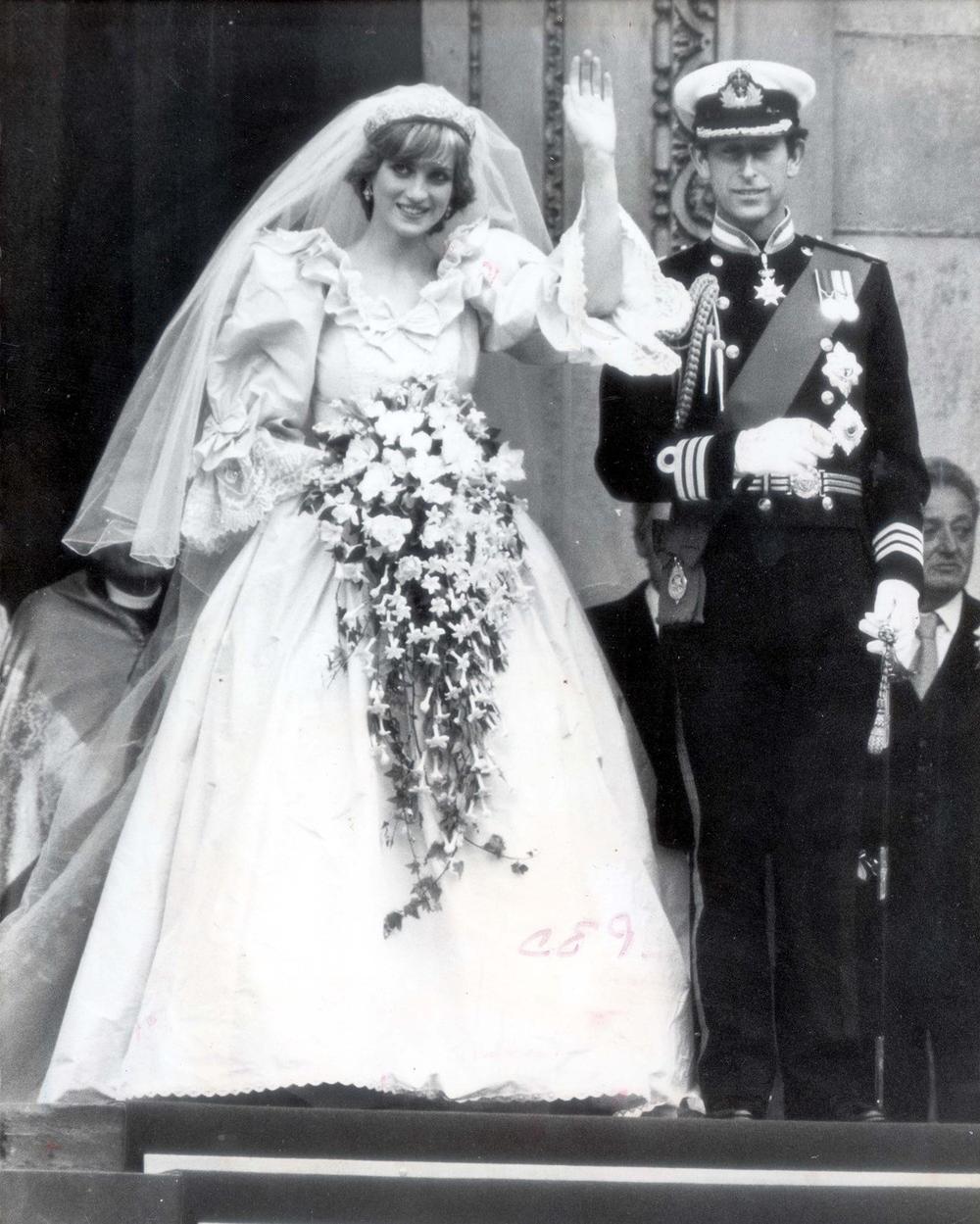 <b>  Venčanica princeze Dajane (1982) </b> 
<i>   Brend: The Emanuels </i> 
Iako smo videli stotine, možda i hiljade fotografija princeze Dajane, obično je prva asocijacija na nju prizor s njenog venčanja s princem Čarlsom. 
Princeza od Velsa nosila je belu venčanu haljinu s više od 10.000 bisera i velom dugim oko osam metara, a inspirisala je generacije i generacije...