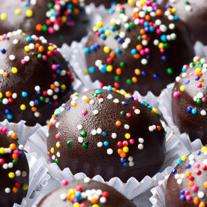 RASHLAĐUJE I TAKO JE SLATKO! Brze čokoladne kuglice s malinama su nestvarna letnja poslastica (RECEPT)