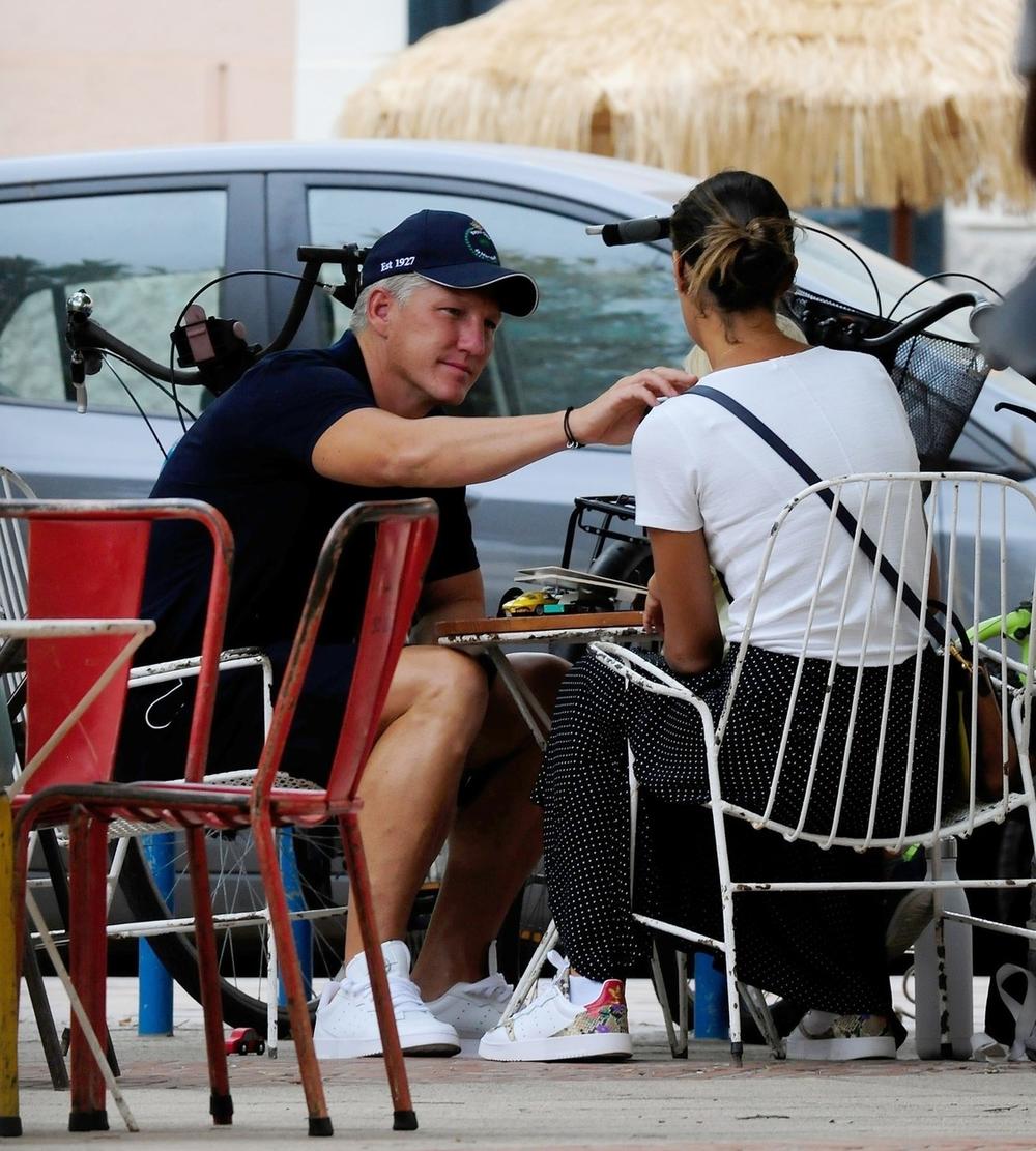 <p><strong>Ana Ivanović i Bastijan Švajnštajger </strong>uslikani su u porodičnoj šetnji u Palma de Majorki, gde trenutno uživaju u odmoru i letnjim danima.</p>