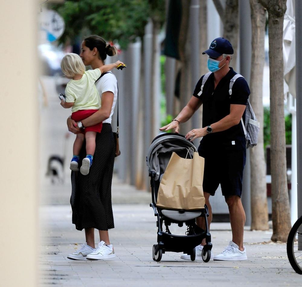 <p><strong>Ana Ivanović i Bastijan Švajnštajger </strong>uslikani su u porodičnoj šetnji u Palma de Majorki, gde trenutno uživaju u odmoru i letnjim danima.</p>