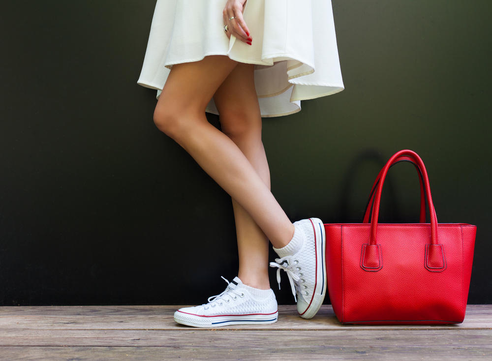 mini haljina, kratka haljina, letnja haljina, crvena torba, torba, tašna, starke, patike, suknja, bela suknja, bela haljina, noge