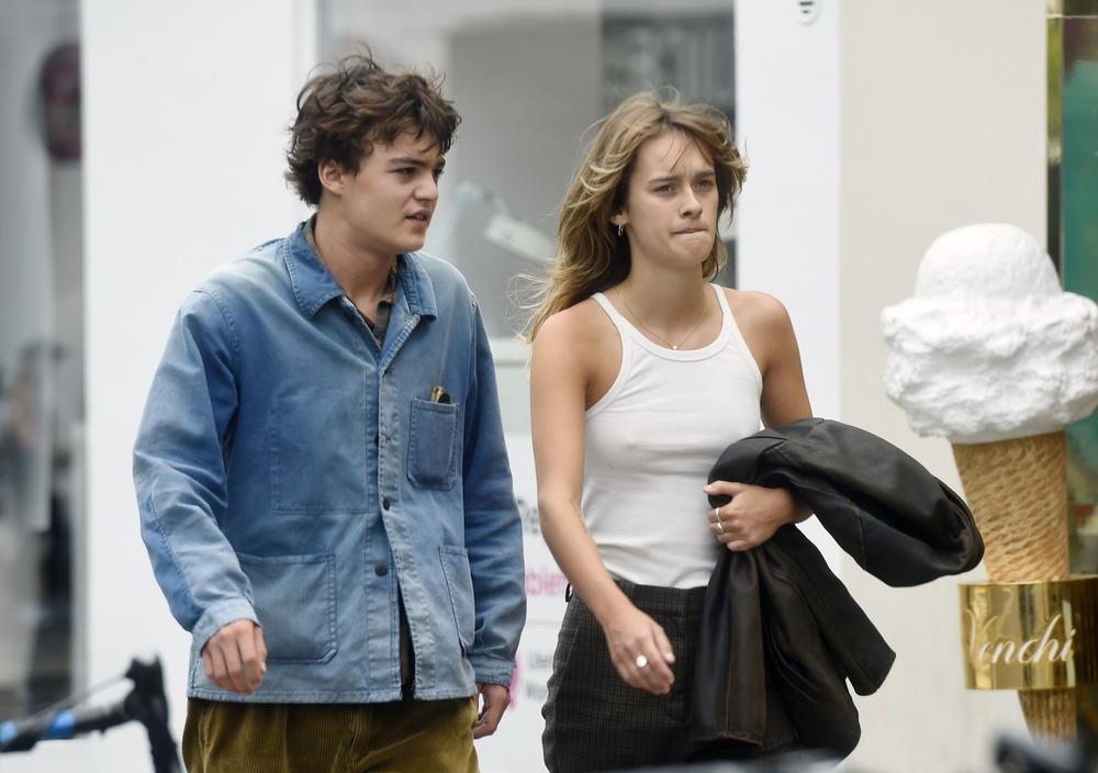 <p>Osamnaestogodišnji Džek Dep privlači ogromnu pažnju javnosti gde god da se pojavi, pa tako i sad u Parizu, šetajući sa devojkom Kamilom.</p>