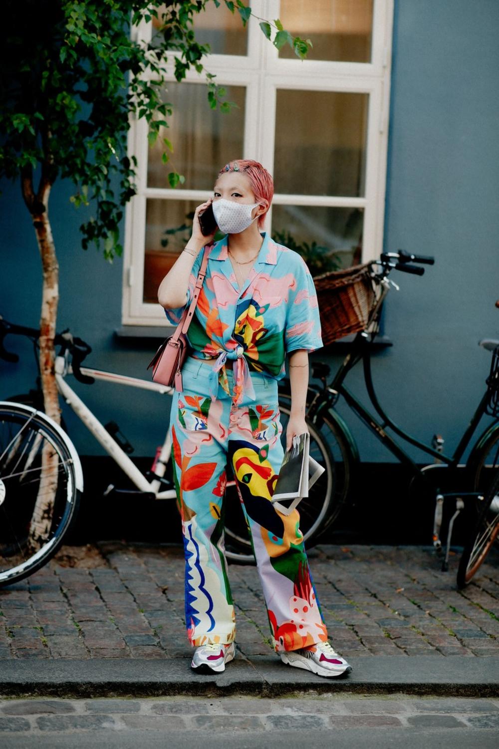 <p>Danci su očito toliko ludi za modom da ih ni pandemija ne sprečava da organizuju nedelju mode, a foto-reportere je na ulicama pred revije čekala prava poslastica!</p>
