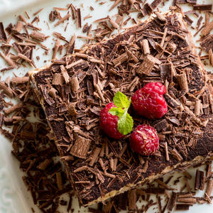NIJE VAM POTREBNO UMEĆE, A ODUŠEVIĆE SVE: Čokoladna MIKADO torta sa rozen korama BOGATOG je ukusa i ne peče se (RECEPT)